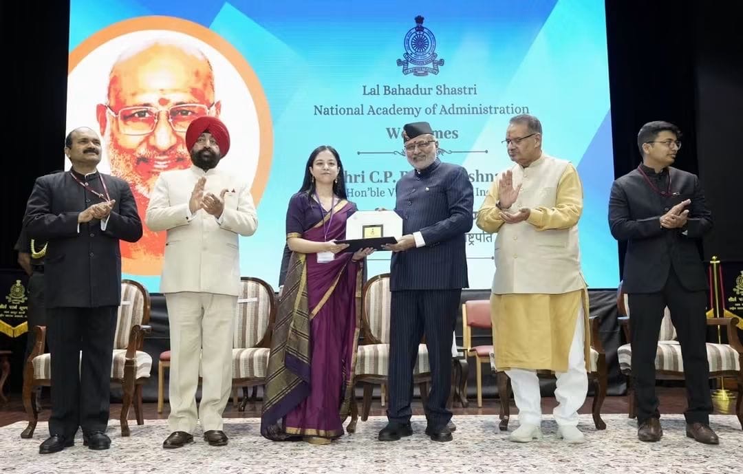 Uttarakhand: मसूरी में IAS प्रशिक्षु अधिकारियों को उपराष्ट्रपति ने किया संबोधित, विकसित भारत के लिए सेवाभाव और सत्यनिष्ठा का दिया मंत्र