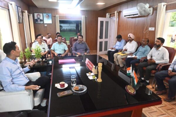 Haldwani: आयुक्त दीपक रावत की जनसुनवाई में बड़ी राहत, महिला को लौटाए 9.5 लाख, लंबित वेतन और बैंक बंधक मामलों पर भी सख्त निर्देश