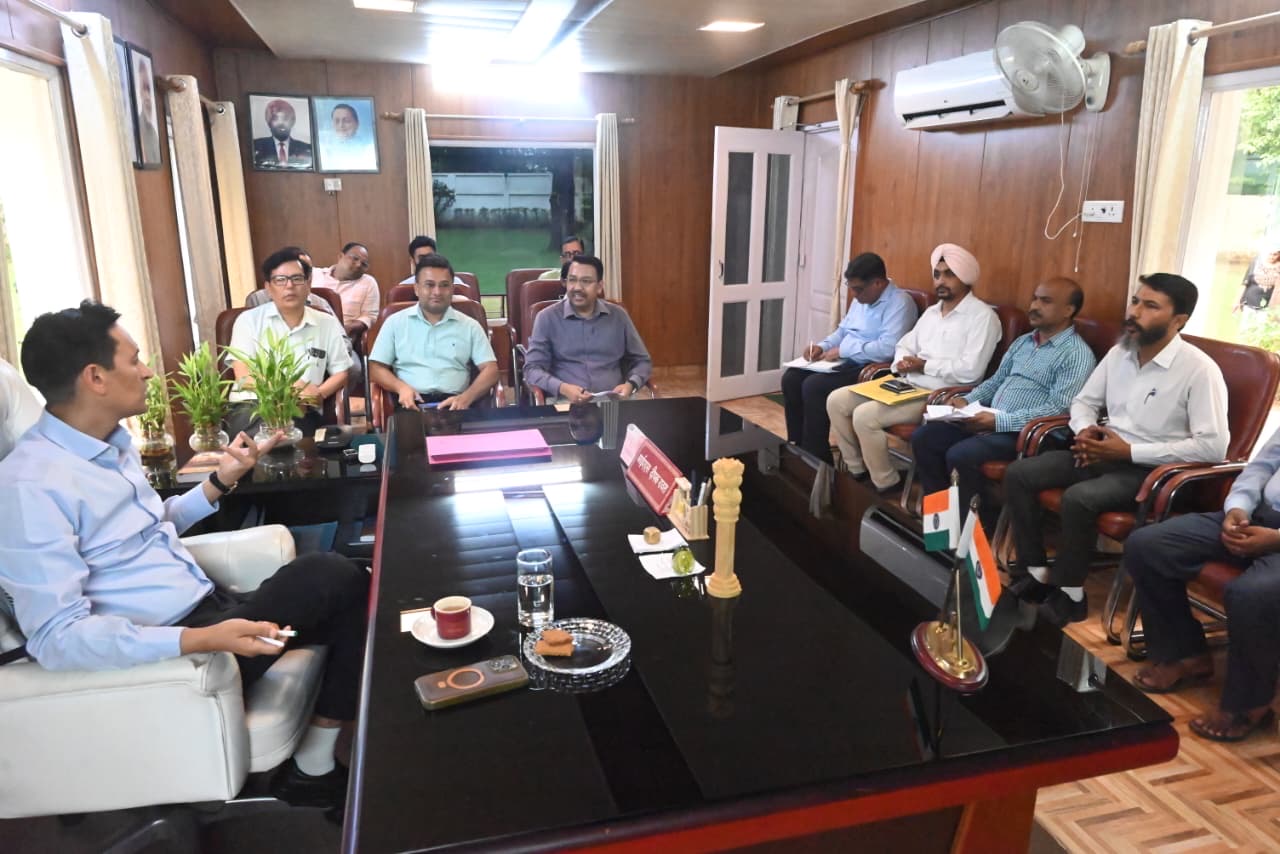 Haldwani: आयुक्त दीपक रावत की जनसुनवाई में बड़ी राहत, महिला को लौटाए 9.5 लाख, लंबित वेतन और बैंक बंधक मामलों पर भी सख्त निर्देश