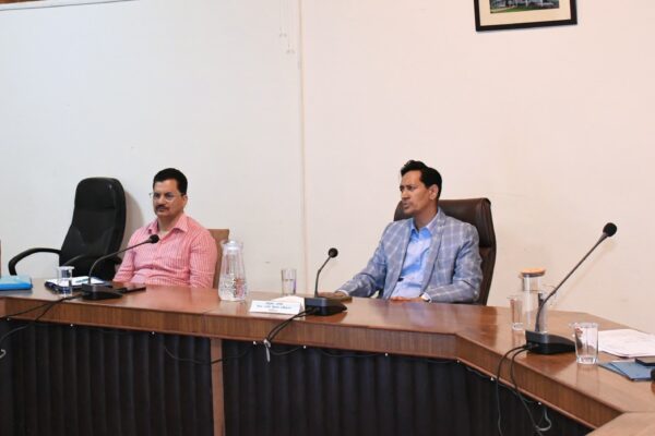 Nainital: कुमाऊं में 5 करोड़ से अधिक की 52 परियोजनाओं की समीक्षा, आयुक्त दीपक रावत ने समयबद्ध और गुणवत्तापूर्ण निर्माण के दिए निर्देश