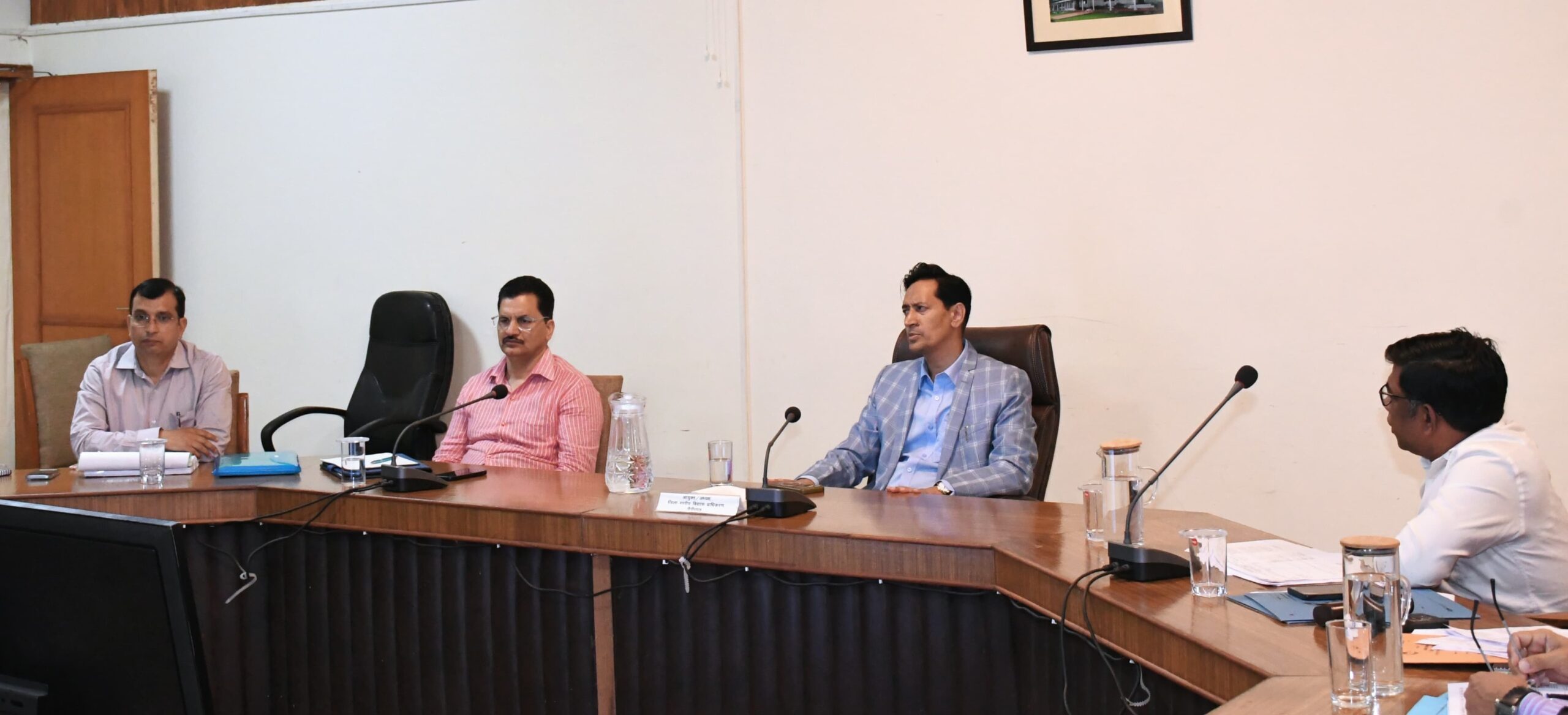 Nainital: कुमाऊं में 5 करोड़ से अधिक की 52 परियोजनाओं की समीक्षा, आयुक्त दीपक रावत ने समयबद्ध और गुणवत्तापूर्ण निर्माण के दिए निर्देश
