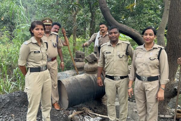 Rudrapur: रुद्रपुर-खटीमा में आबकारी टीम की बड़ी कार्रवाई, तीन भट्टियां ध्वस्त और 9 हजार किलो लहन नष्ट