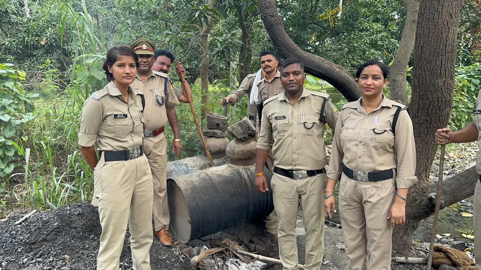 Rudrapur: रुद्रपुर-खटीमा में आबकारी टीम की बड़ी कार्रवाई, तीन भट्टियां ध्वस्त और 9 हजार किलो लहन नष्ट