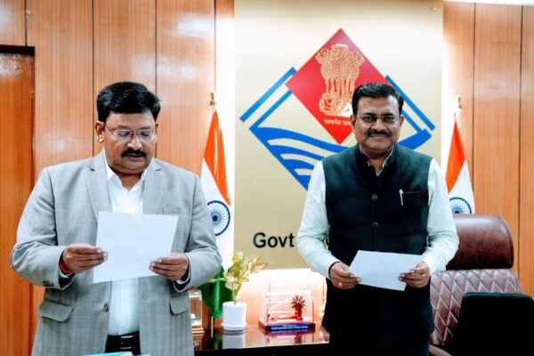 Dehradun: दीपेन्द्र चौधरी बने उत्तराखंड सेवा का अधिकार आयोग के आयुक्त, मुख्य सचिव आनन्द बर्द्धन ने दिलाई शपथ