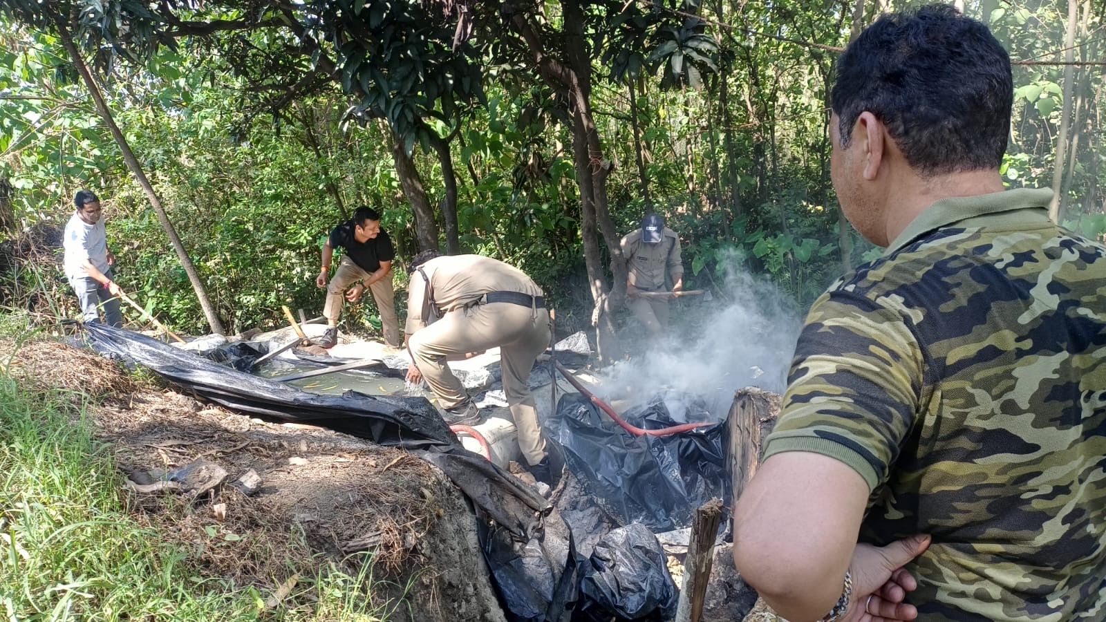 Bazpur: बाजपुर में आबकारी विभाग का बड़ा एक्शन, 7 अवैध शराब भट्टियां और 25 हजार किलो लहन नष्ट