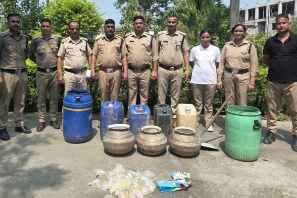 Rudrapur: रुद्रपुर में अवैध शराब के खिलाफ आबकारी विभाग की बड़ी कार्रवाई, 7 जलती भट्टियां नष्ट कर 160 लीटर कच्ची शराब बरामद