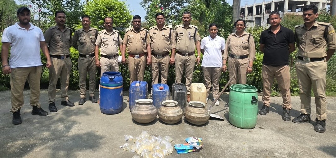 Rudrapur: रुद्रपुर में अवैध शराब के खिलाफ आबकारी विभाग की बड़ी कार्रवाई, 7 जलती भट्टियां नष्ट कर 160 लीटर कच्ची शराब बरामद