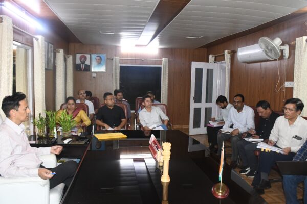 Haldwani: 15 अक्टूबर तक कुमाऊं की सड़कें होंगी गड्ढामुक्त, आयुक्त दीपक रावत ने लापरवाही पर जिम्मेदारी तय करने के दिए निर्देश