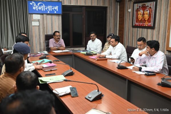 Haldwani: त्योहारी सीजन से पहले नैनीताल जिले की सड़कों की सुधरेगी हालत, डीएम रयाल ने 15 अक्टूबर तक गड्ढामुक्त करने के दिए निर्देश