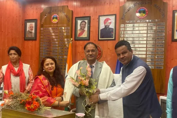 Nainital: कुमाऊं विश्वविद्यालय के नवनियुक्त कुलपति प्रो. नवीन चंद्र लोहनी ने संभाला कार्यभार, शिक्षकों ने किया जोरदार स्वागत