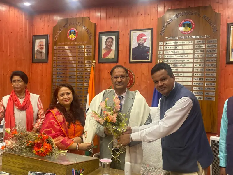 Nainital: कुमाऊं विश्वविद्यालय के नवनियुक्त कुलपति प्रो. नवीन चंद्र लोहनी ने संभाला कार्यभार, शिक्षकों ने किया जोरदार स्वागत