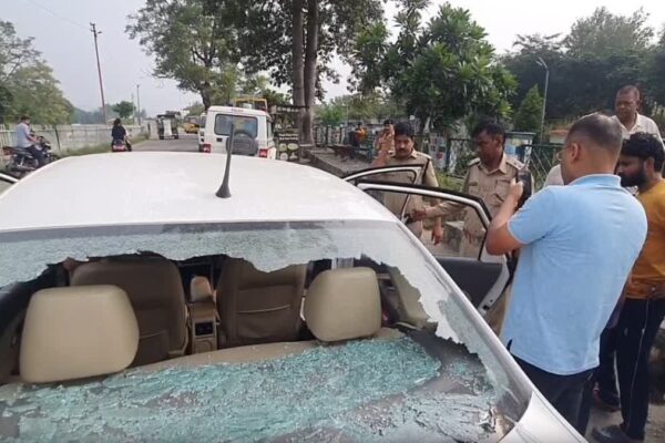 Ramnagar: रामनगर में कार सवार युवक पर जानलेवा हमला, ईंट पत्थरों से ताबड़तोड़ वार कर किया गंभीर घायल