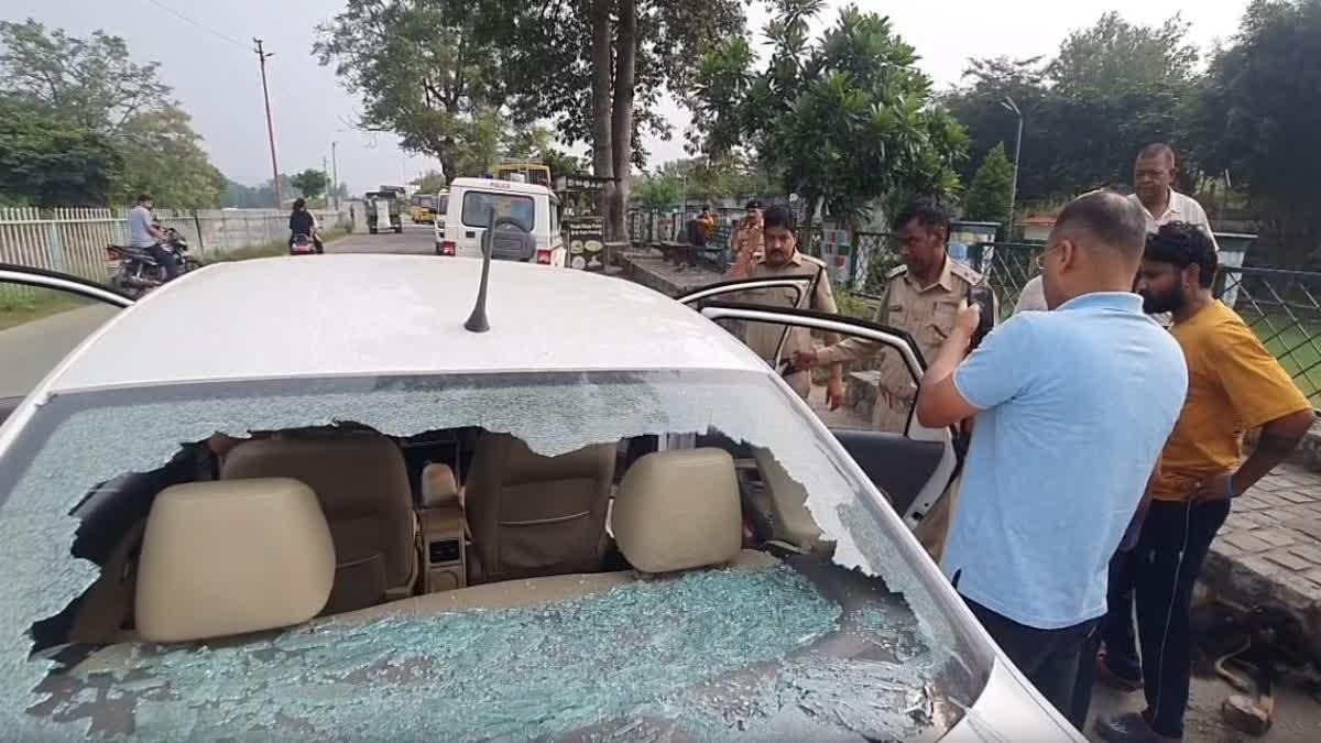 Ramnagar: रामनगर में कार सवार युवक पर जानलेवा हमला, ईंट पत्थरों से ताबड़तोड़ वार कर किया गंभीर घायल