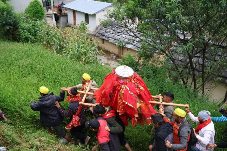 Uttarakhand: मां नंदा की डोली वाण से वेदनी के लिए रवाना, जयकारों और मांगल गीतों से गूंजा क्षेत्र