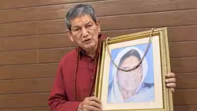 Dehradun: हरिश रावत ने मां की सौगंध खाकर नौकरी के बदले पैसे लेने के आरोपों को नकारा, बोले कलंक के साथ नहीं मरना चाहता