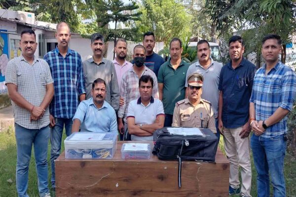 Rudrapur: बाजपुर में अवैध SIM Box टेलीकॉम गेटवे का पर्दाफाश, 114 सिम और 77 एंटीना बरामद; बांग्लादेशी साइबर अपराधियों से संपर्क का खुलासा