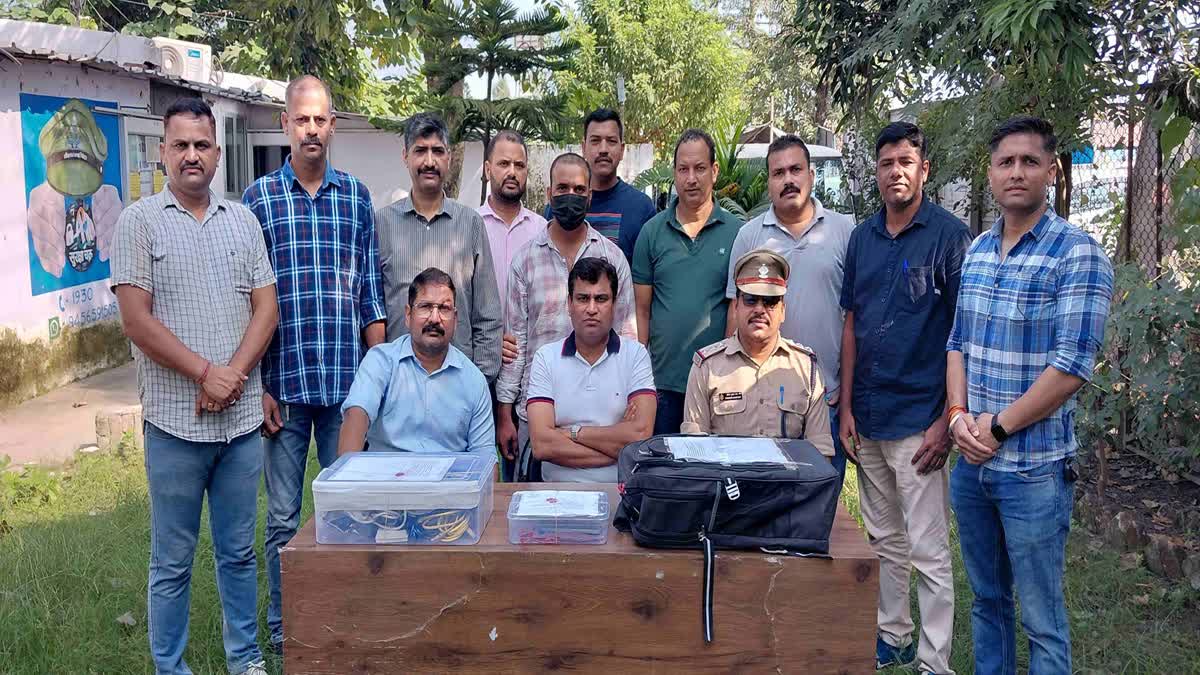 Rudrapur: बाजपुर में अवैध SIM Box टेलीकॉम गेटवे का पर्दाफाश, 114 सिम और 77 एंटीना बरामद; बांग्लादेशी साइबर अपराधियों से संपर्क का खुलासा