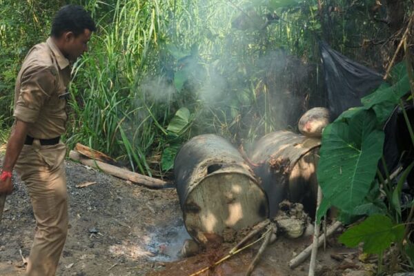 Nainital: रामनगर में आबकारी विभाग का बड़ा एक्शन, 15 हजार किलो लहन नष्ट और 45 लीटर कच्ची शराब बरामद; 4 अवैध भट्ठियां ध्वस्त