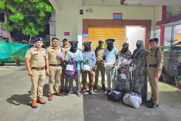 Ramnagar: गुल्लरघट्टी में नशा तस्करों पर रामनगर पुलिस का बड़ा प्रहार, 2 महिलाओं समेत 5 गिरफ्तार; 7.553 किलो गांजा बरामद