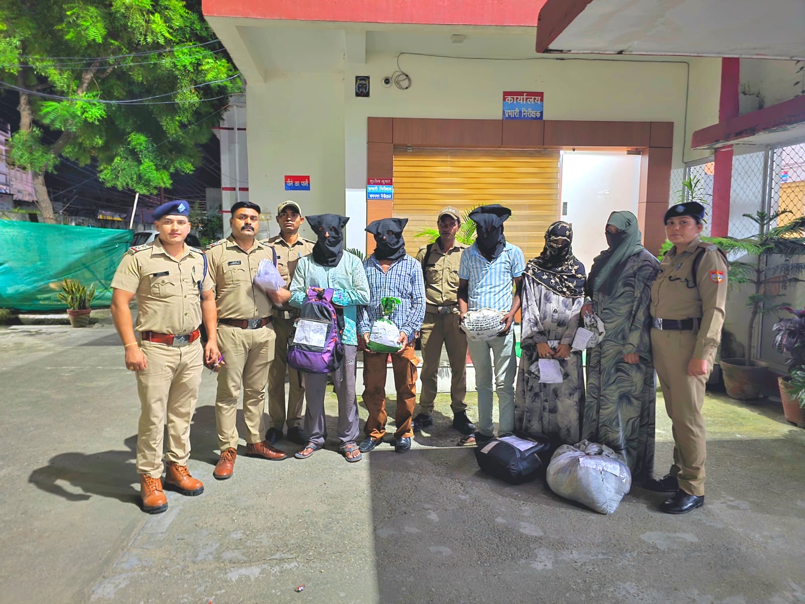 Ramnagar: गुल्लरघट्टी में नशा तस्करों पर रामनगर पुलिस का बड़ा प्रहार, 2 महिलाओं समेत 5 गिरफ्तार; 7.553 किलो गांजा बरामद
