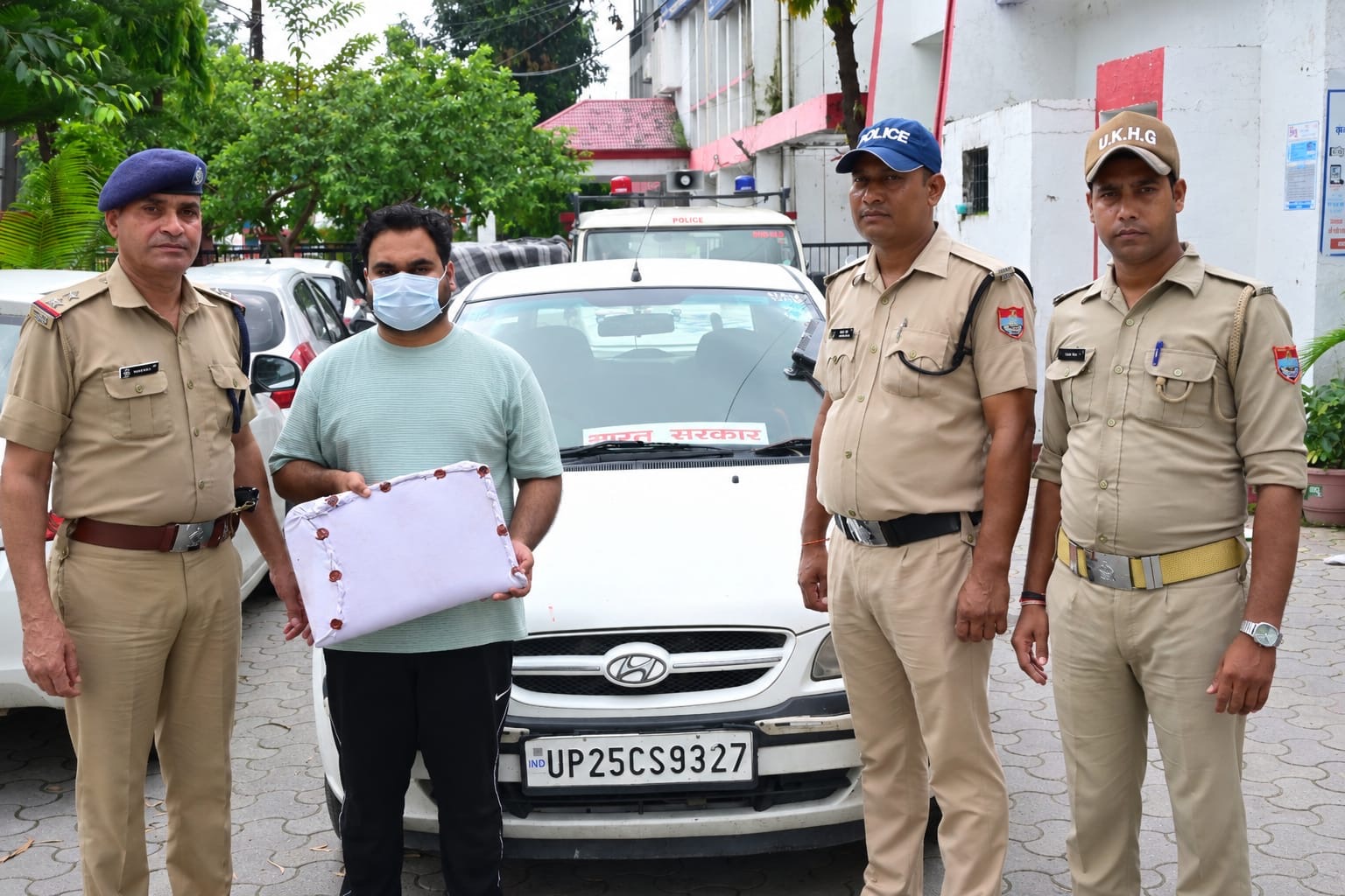 Haldwani: नीली बत्ती और ‘भारत सरकार’ बोर्ड लगाकर घूम रहा था फर्जी IB अधिकारी, नैनीताल पुलिस ने किया गिरफ्तार