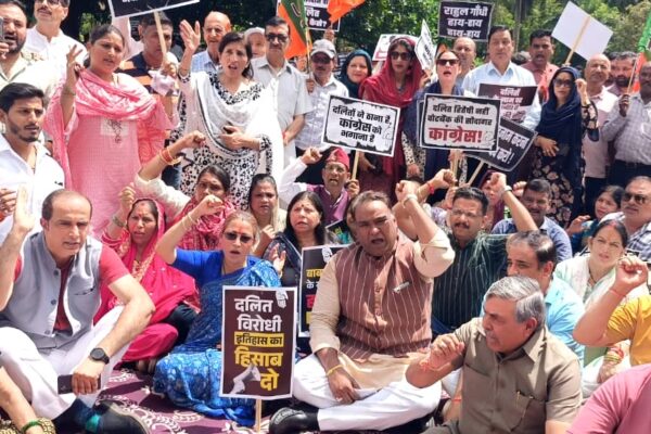 Dehradun: सामाजिक सौहार्द और सम्मान के मुद्दे पर भाजपा अनुसूचित जाति मोर्चा का प्रदेशव्यापी धरना, कांग्रेस से दलित-वंचित समाज के लिए किए कार्यों का मांगा हिसाब