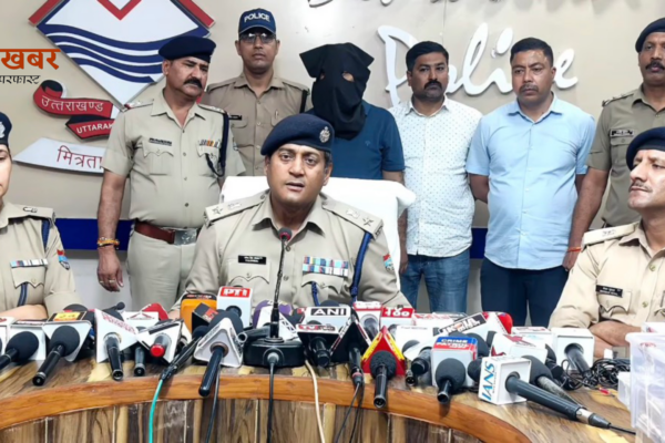Dehradun: नीट यूजी फर्जी प्रमाण पत्र मामले में तीसरी गिरफ्तारी, भोपाल से एमबीबीएस दाखिला कराने वाले धीरज श्रीवास्तव को एसआईटी ने दबोचा