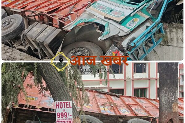 Dehradun: मोहब्बेवाला में रंबल स्ट्रिप के बाद बेकाबू हुआ ईंट लदा ट्रक, गर्ल्स हॉस्टल की दीवार तोड़कर अंदर जा घुसा वाहन