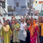 Haldwani: शक्ति नगर कॉलोनी लालडांट में 59 मजदूर क्वार्टरों के खिलाफ महिलाओं का प्रदर्शन, आए दिन झगड़ों से परेशान होकर पार्षद को सौंपा ज्ञापन