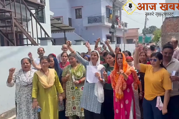 Haldwani: शक्ति नगर कॉलोनी लालडांट में 59 मजदूर क्वार्टरों के खिलाफ महिलाओं का प्रदर्शन, आए दिन झगड़ों से परेशान होकर पार्षद को सौंपा ज्ञापन