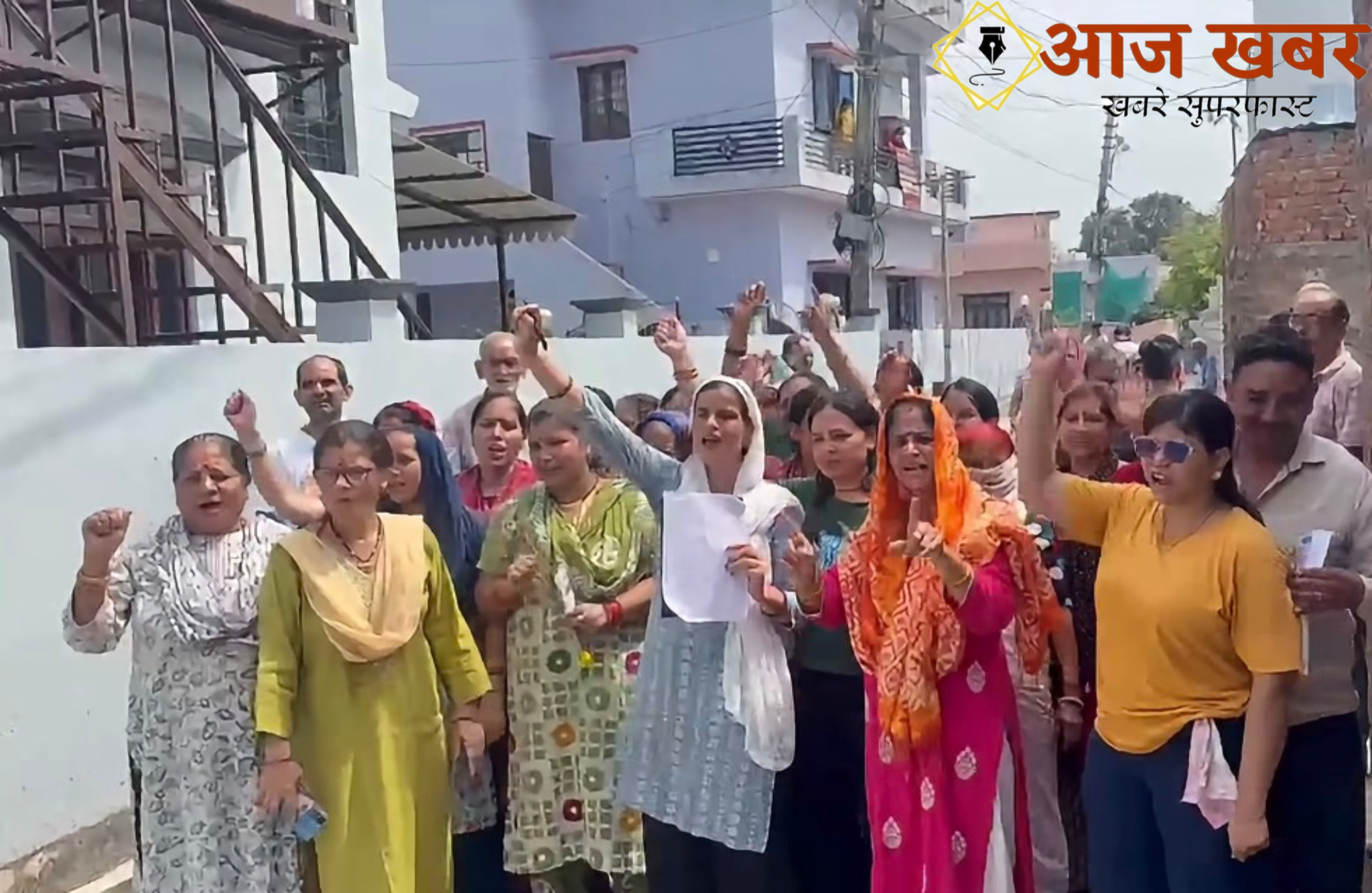 Haldwani: शक्ति नगर कॉलोनी लालडांट में 59 मजदूर क्वार्टरों के खिलाफ महिलाओं का प्रदर्शन, आए दिन झगड़ों से परेशान होकर पार्षद को सौंपा ज्ञापन