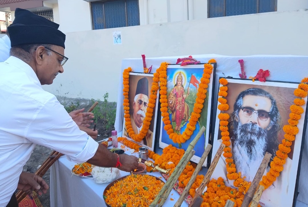 Haldwani: विजयादशमी पर हल्द्वानी में आरएसएस ने निकाला पथ संचलन, सैकड़ों स्वयंसेवक हुए शामिल