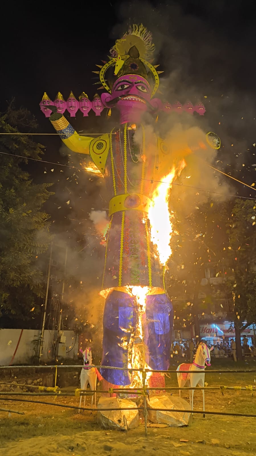 Haldwani: हल्द्वानी में 55 फीट के रावण का दहन, हजारों लोगों ने देखा अधर्म पर धर्म की जीत का मंचन