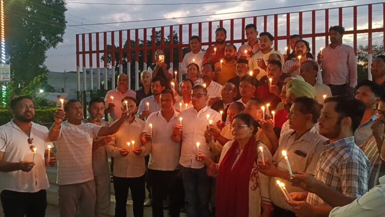 Haldwani: अंकिता को न्याय दिलाने के लिए हल्द्वानी में कांग्रेस का कैंडल मार्च, दुष्यंत गौतम की राज्यपाल नियुक्ति पर उठाए सवाल