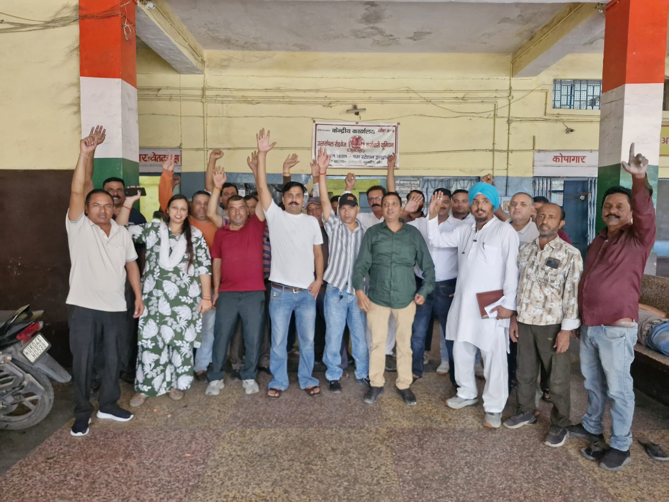 Haldwani: हल्द्वानी बस स्टेशन पर गरजे रोडवेज कर्मचारी, समान कार्य समान वेतन समेत छह मांगों को लेकर आंदोलन का ऐलान