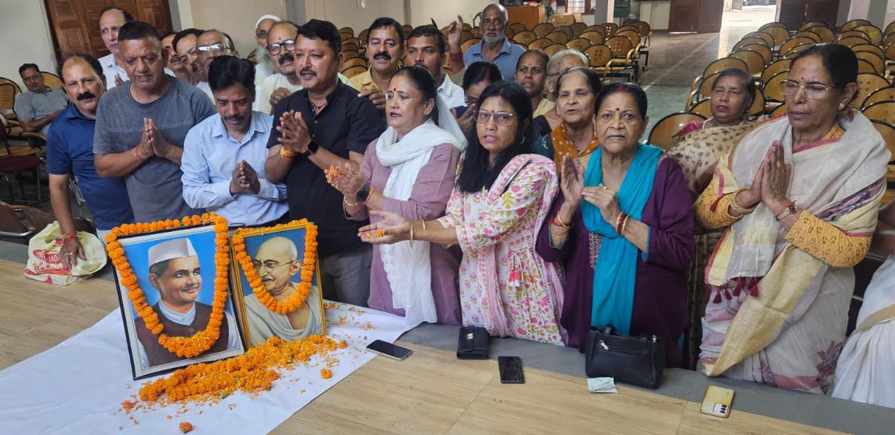 Haldwani: हल्द्वानी में गांधी शास्त्री जयंती पर कांग्रेसजनों ने किया राष्ट्रनायकों को नमन, सत्य अहिंसा और सादगी के मार्ग पर चलने का लिया संकल्प
