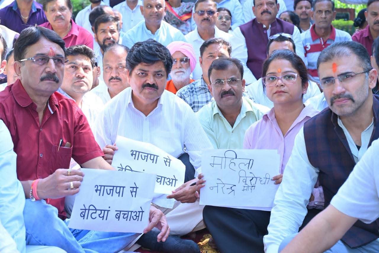 Dehradun: अंकिता हत्याकांड के 'कथित VIP' दुष्यंत गौतम को राज्यपाल बनाने पर भड़की उत्तराखंड कांग्रेस, देहरादून में किया मौन उपवास