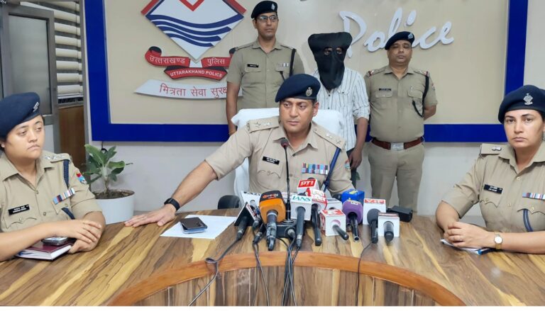 Dehradun: देहरादून ट्रिपल मर्डर का खुलासा, 600 रुपये की मजदूरी को लेकर विवाद में प्लंबर ने पेचकस से की तीन हत्याएं