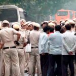 CJP Protest:दिल्ली में CJP प्रदर्शन के दौरान बवाल, PTI बिल्डिंग के पास पुलिस पर पथराव; 2 जवान घायल, करीब 150 प्रदर्शनकारी हिरासत में।