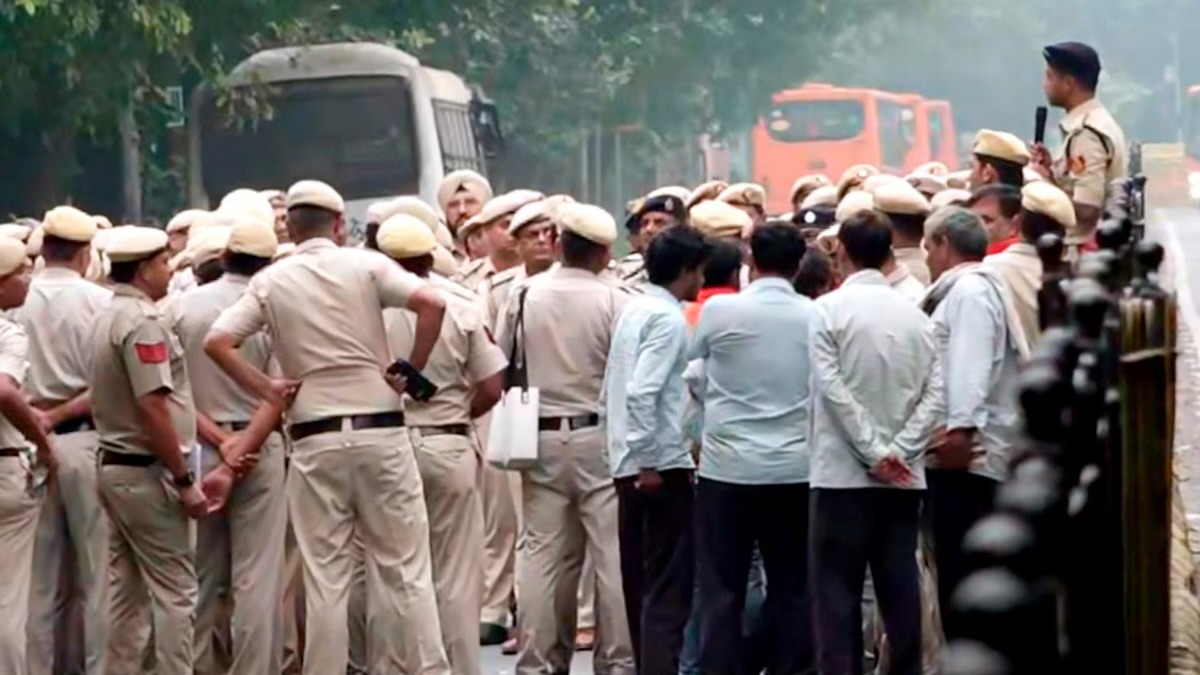 CJP Protest:दिल्ली में CJP प्रदर्शन के दौरान बवाल, PTI बिल्डिंग के पास पुलिस पर पथराव; 2 जवान घायल, करीब 150 प्रदर्शनकारी हिरासत में।