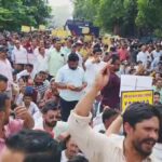 Dehradun: 10 सूत्रीय मांगों को लेकर ग्राम प्रधानों का सचिवालय कूच, बैरिकेडिंग तोड़ने पर पुलिस से हुई धक्का-मुक्की