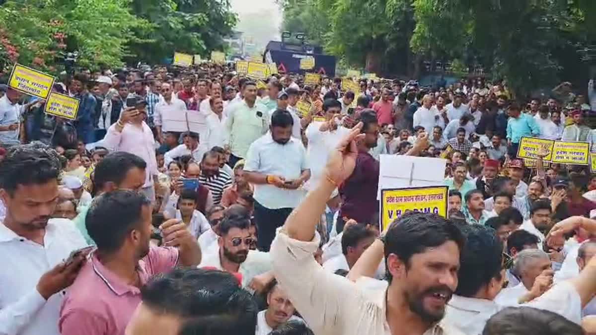 Dehradun: 10 सूत्रीय मांगों को लेकर ग्राम प्रधानों का सचिवालय कूच, बैरिकेडिंग तोड़ने पर पुलिस से हुई धक्का-मुक्की