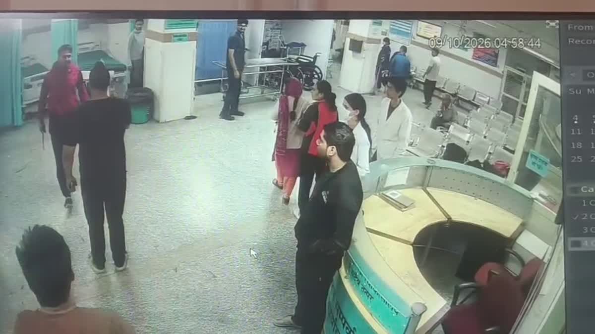 Dehradun: देहरादून के दून अस्पताल की इमरजेंसी में चापड़ लेकर घुसा युवक, मारपीट से मची अफरातफरी