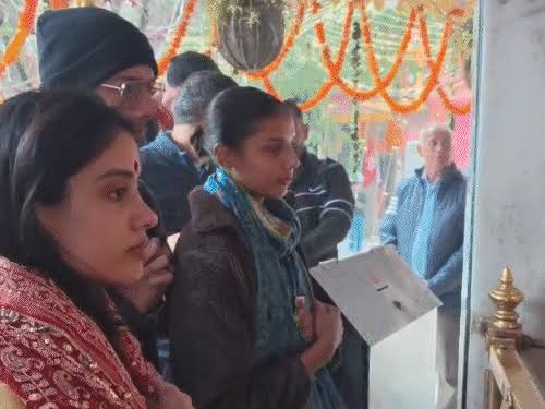 Nainital: नवरात्रि पर मां नैना देवी के दरबार पहुंचीं अभिनेत्री जाह्नवी कपूर, नैनीताल में ‘पीएन 36’ की शूटिंग के बीच की पूजा-अर्चना