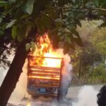 Nainital: नैनीताल के ज्यूलिकोट में दीपावली के सामान से लदे ट्रक में लगी आग, स्थानीय लोगों ने तत्परता दिखाकर चालक को निकाला
