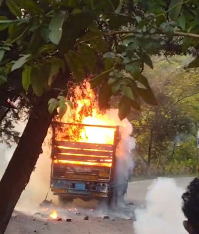 Nainital: नैनीताल के ज्यूलिकोट में दीपावली के सामान से लदे ट्रक में लगी आग, स्थानीय लोगों ने तत्परता दिखाकर चालक को निकाला
