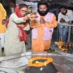 Dehradun: अस्पताल से छुट्टी मिलते ही टपकेश्वर मंदिर पहुंचीं रेखा आर्या, पूजा अर्चना कर मांगा प्रदेश की सुख समृद्धि का आशीर्वाद
