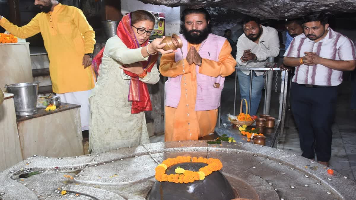 Dehradun: अस्पताल से छुट्टी मिलते ही टपकेश्वर मंदिर पहुंचीं रेखा आर्या, पूजा अर्चना कर मांगा प्रदेश की सुख समृद्धि का आशीर्वाद