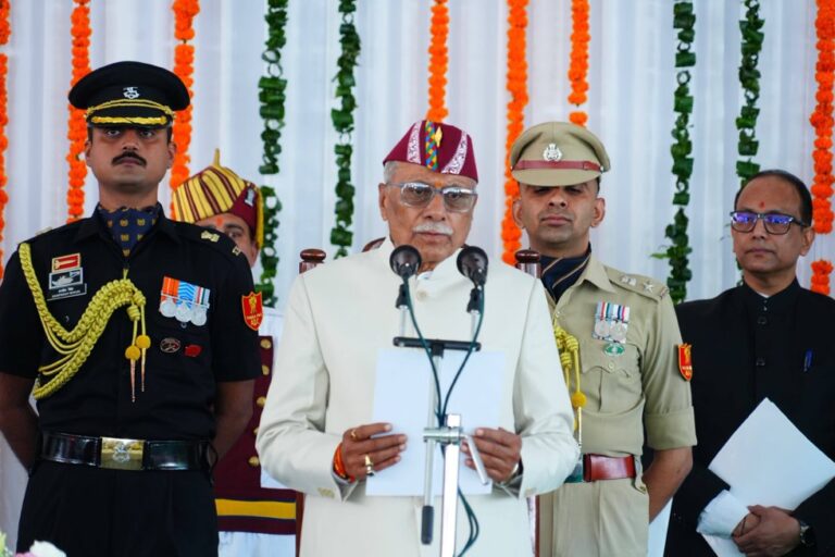 Dehradun: उत्तराखंड के नए राज्यपाल बने डॉ. ढाल सिंह बिसेन, हाईकोर्ट के कार्यवाहक मुख्य न्यायाधीश ने दिलाई शपथ