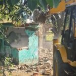 Ramnagar: रामनगर में दो अवैध मजारों पर चला बुलडोजर, नोटिस अवधि पूरी होने के बाद प्रशासन ने की कार्रवाई